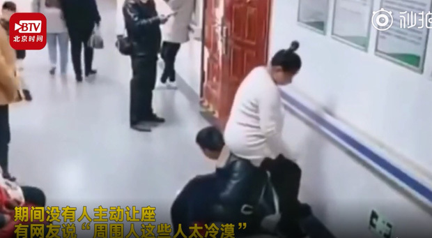 Chồng làm ghế cho vợ mang thai ngồi nghỉ