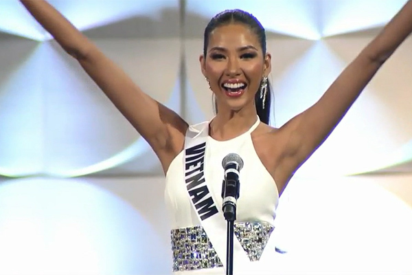 Hoàng Thùy tự hào hô vang ‘Việt Nam’, các hoa hậu liên tục ngã vì trơn trượt