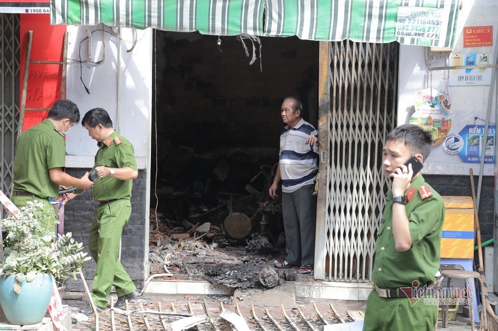 Bất lực nhìn tường lửa bao trùm, mẹ ôm con chết trong căn nhà cháy