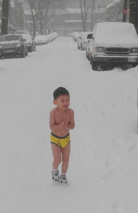Ông bố bắt con 4 tuổi cởi trần chạy trong tuyết, tự chèo thuyền ra biển