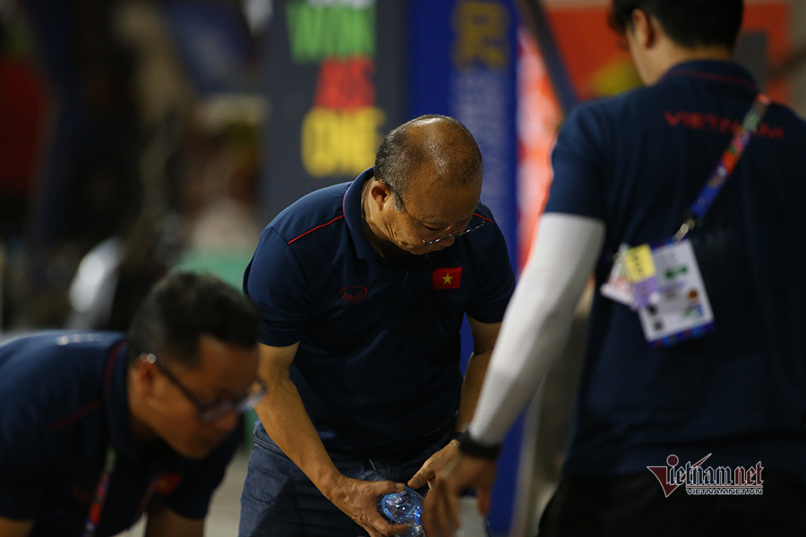 U22 Việt Nam và thầy Park dọn rác sau khi thắng Campuchia