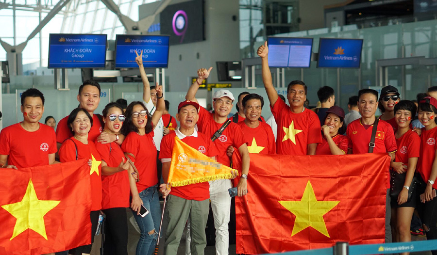 Nửa đêm, hàng ngàn người đòi đi Philippines, 'cháy' tour cổ vũ đội tuyển