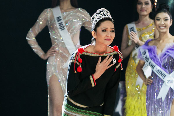 H’Hen Niê đi chân trần, rơi nước mắt trước thời khắc hết nhiệm kỳ Hoa hậu