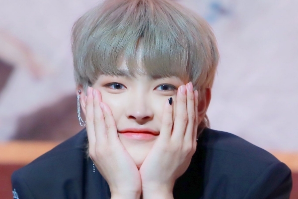 Hongjoong (ATEEZ) sơn móng tay truyền thông điệp chấm dứt bạo lực trẻ em