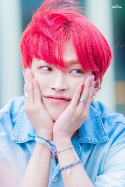 Sao Hàn 9/12: Hongjoong (ATEEZ) sơn móng tay truyền thông điệp chấm dứt bạo lực trẻ em