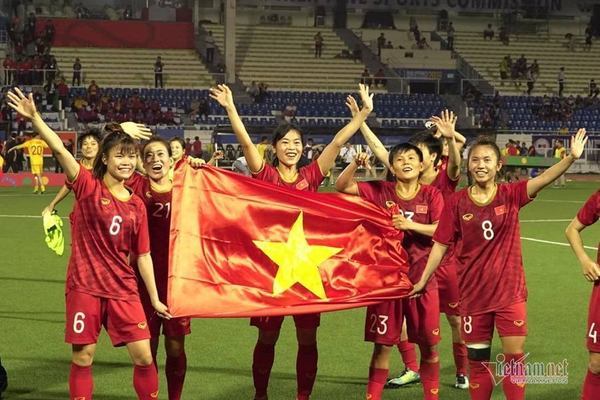 Tặng học bổng nghề cho đội tuyển bóng đá nữ Việt Nam