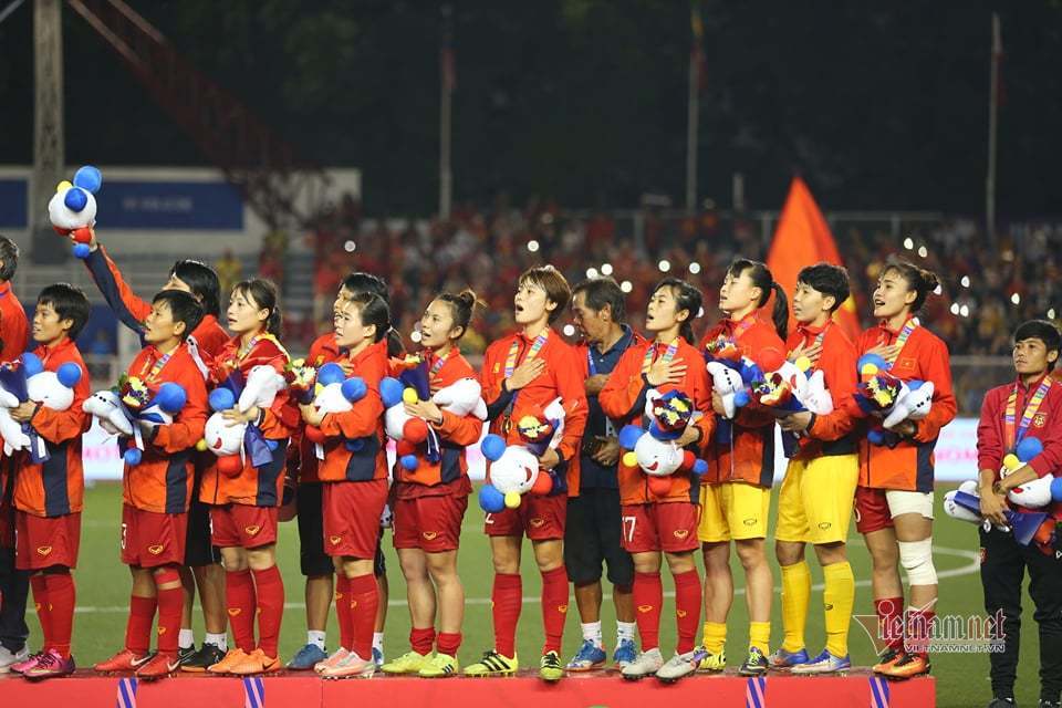 Rưng rưng khoảnh khắc thầy trò HLV Mai Đức Chung nhận HCV SEA Games