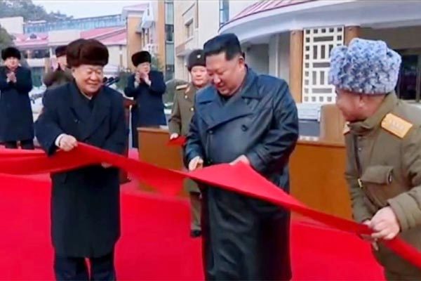 Kim Jong Un tươi cười khai trương khu nghỉ dưỡng cao cấp