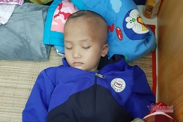 “Bán cả 3 con bò mà vẫn chưa đủ tiền chữa ung thư cho con”