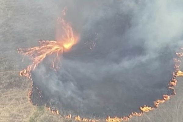 Lốc xoáy lửa kinh hoàng như cảnh từ địa ngục ở Australia