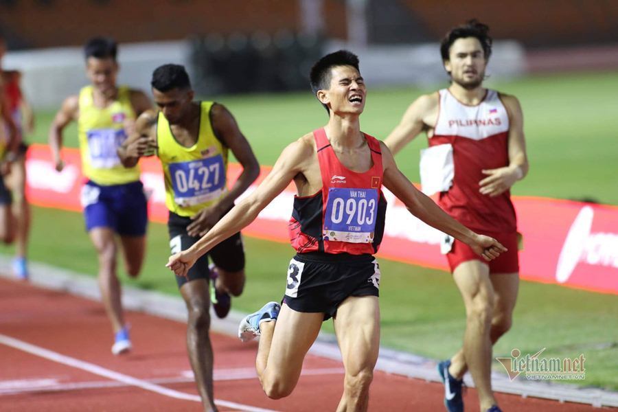 Video Dương Văn Thái đoạt HCV chạy 800m dù bị đối thủ chơi xấu