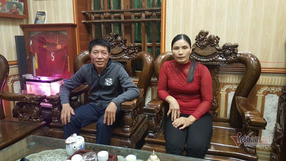 Nghe VietNamNet: Bố mẹ Văn Hậu sẽ tới Hà Lan du lịch và thăm con trai