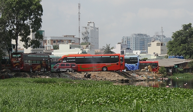 Xử phạt 4 lần, chủ đất vẫn ngang nhiên lấp kênh rạch làm bãi đỗ xe