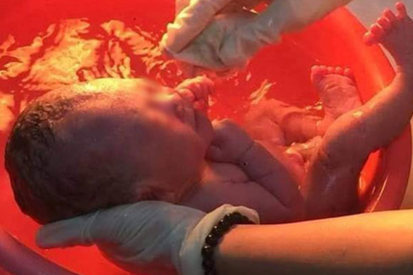 Nóng: Xôn xao hình ảnh bé sơ sinh còn nguyên dây rốn được phát hiện trong thùng rác giữa thời tiết giá lạnh tại Hà Nội