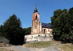 Rùng rợn nhà thờ bỏ hoang từ thế kỷ 14 bị 'chiếm giữ bởi 32 bóng ma'