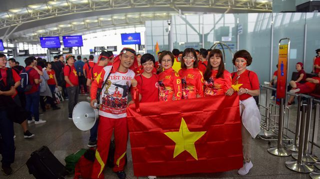Vietnamese fans flock to Philippines to cheer football team in final