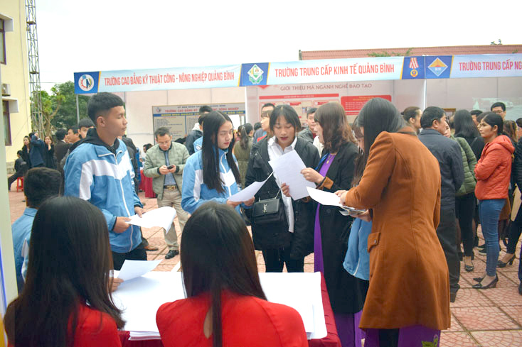 Hơn 1.500 học sinh Quảng Bình tham gia Ngày hội tư vấn giáo dục và hướng nghiệp