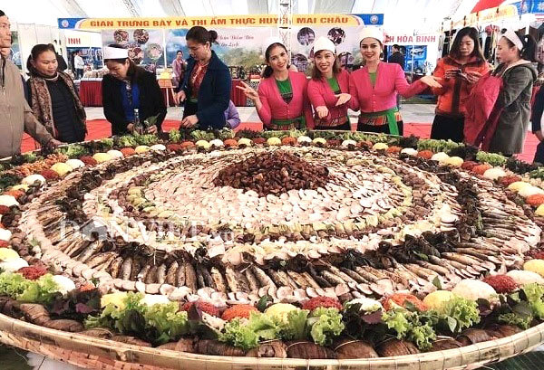 Festival showcases Hoa Binh Province's traditional food and handicrafts