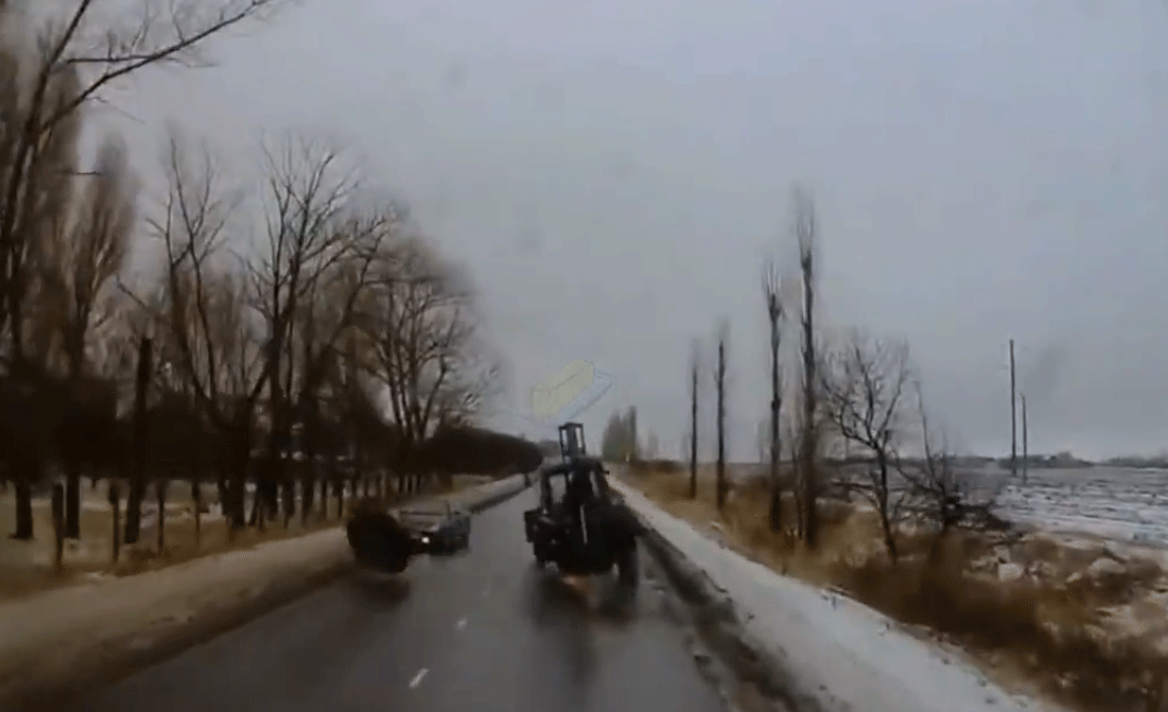 Bánh xe máy kéo đang chạy văng trúng ôtô, tài xế thoát chết