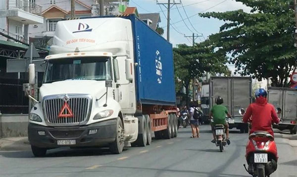 Lack of parking space for trucks in HCM City hits transport companies