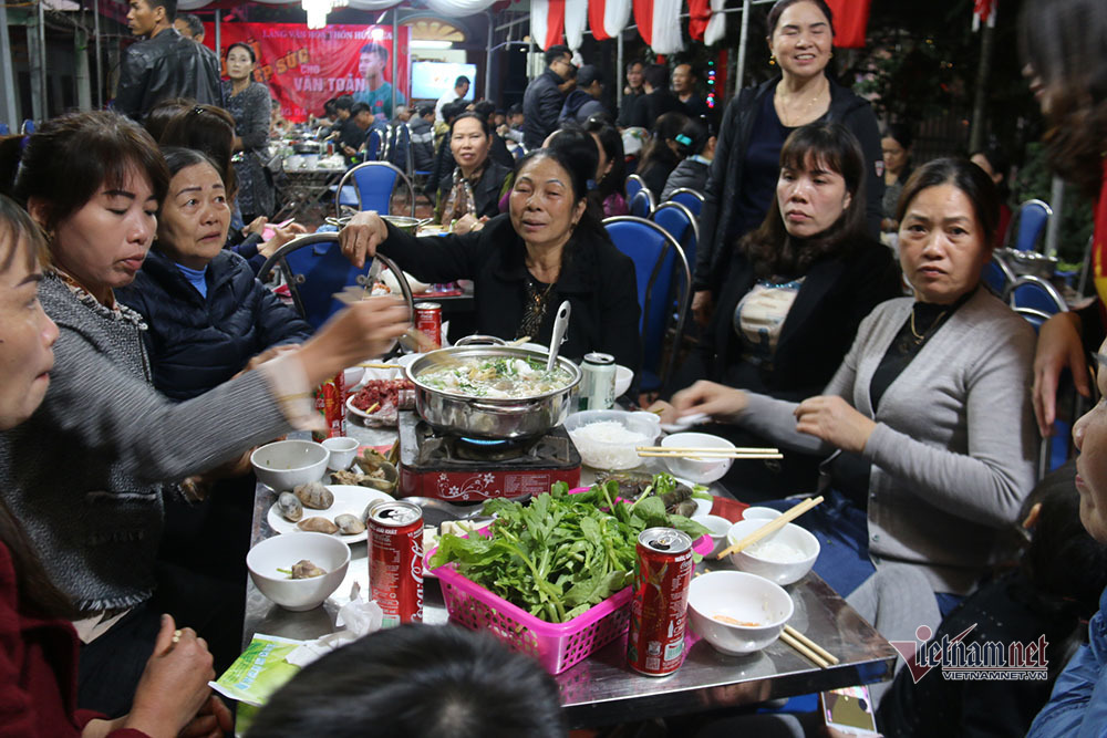 Nhà Đức Chinh, Văn Toản làm 40 mâm cỗ cổ vũ U22 Việt Nam