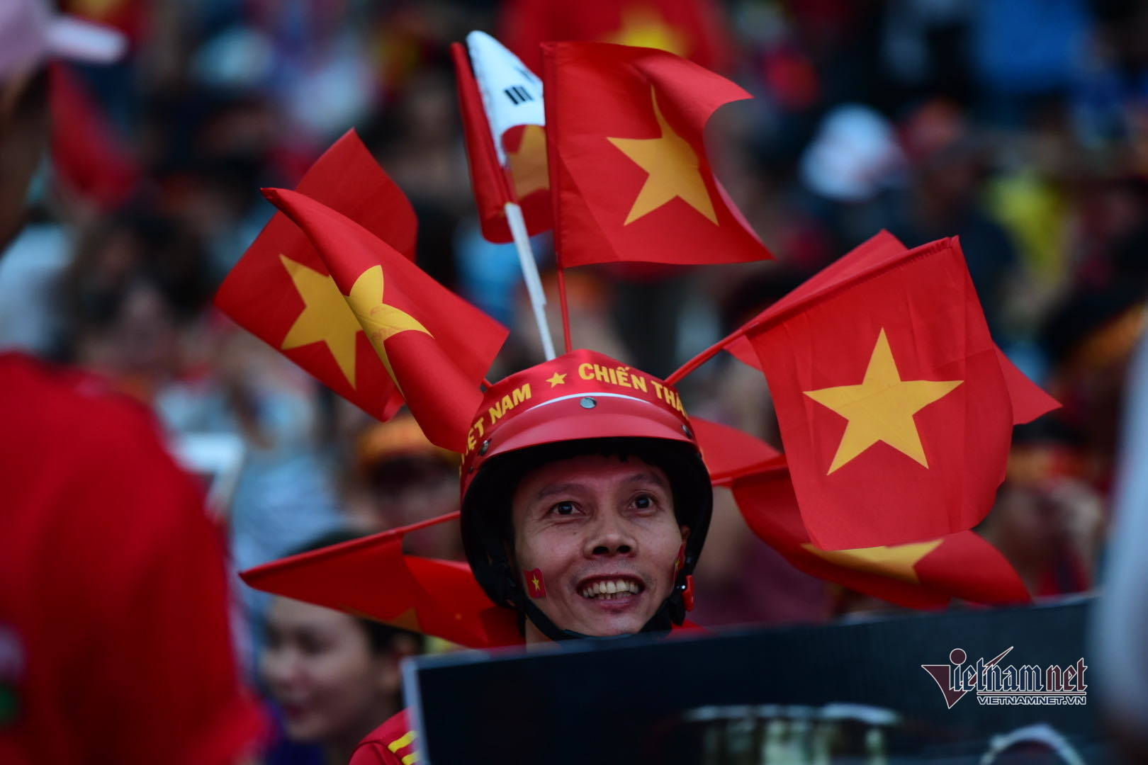 U22 Việt Nam thắng lịch sử, biển người hò khản cổ ở phố đi bộ Sài thành