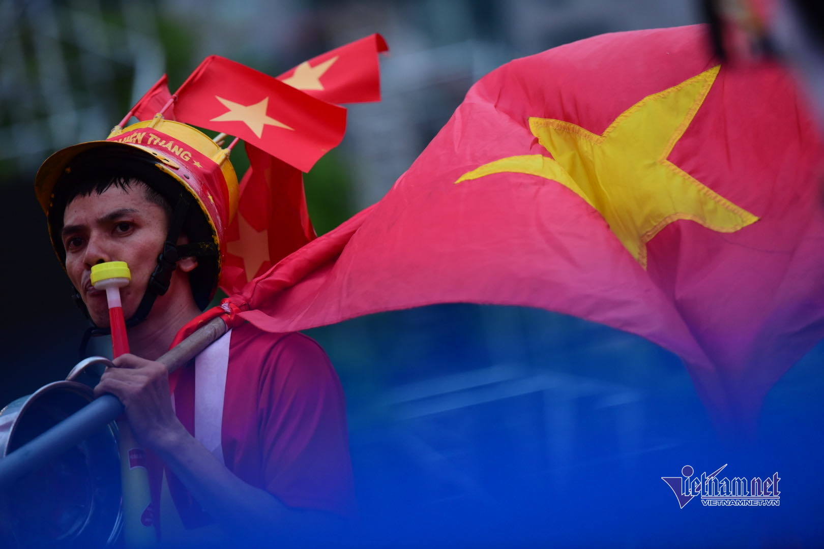 U22 Việt Nam thắng lịch sử, biển người hò khản cổ ở phố đi bộ Sài thành