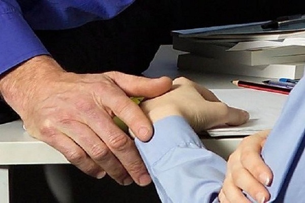 Chánh án huyện mây mưa với nữ kế toán ngay ở phòng làm việc