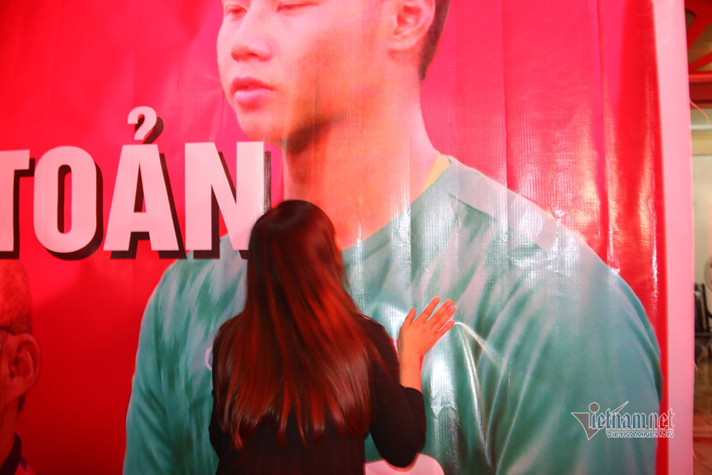 Nụ hôn của mẹ thủ môn trẻ nhất U22 Việt Nam dành tặng con trai