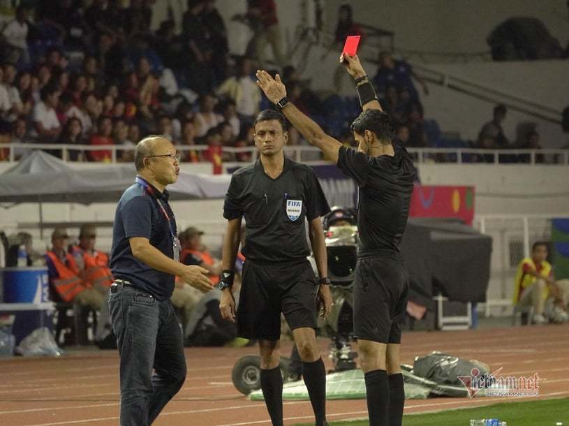 Video HLV Park Hang Seo nhận thẻ đỏ vì phản ứng gắt