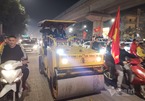 Cưỡi xe lu, ba gác đi bão mừng U22 Việt Nam vô địch SEA Games