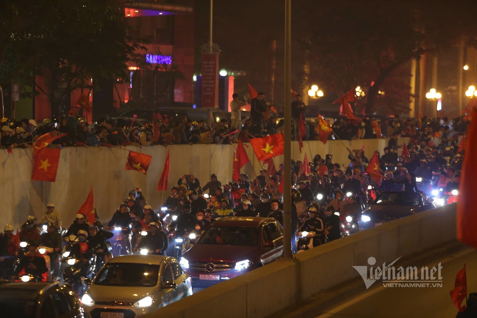 Thác người mừng chiến thắng SEA Games, Hà Nội đông nghẹt thở lúc nửa đêm