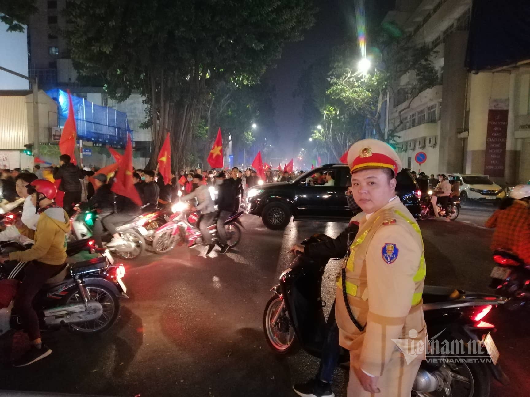 Thác người mừng chiến thắng SEA Games, Hà Nội đông nghẹt thở lúc nửa đêm