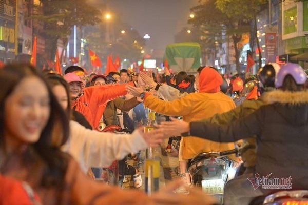 U22 thắng lịch sử: Ta đi trong muôn ánh sao vàng, rừng cờ tung bay