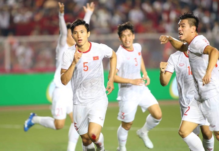 CĐV Indonesia cay cú chỉ trích Văn Hậu chơi xấu Evan Dimas