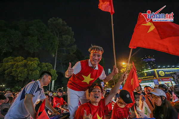 Muôn kiểu Sao Việt ăn mừng chiến thắng của tuyển Việt Nam ở Sea Games