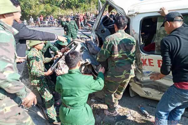 Ô tô đoàn nghệ thuật tình thương lao vào vách núi, 2 người chết
