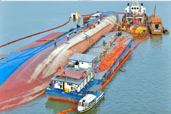 Trục vớt tàu chìm ở Cần Giờ, 3 thợ lặn mất tích, 2 người nguy kịch