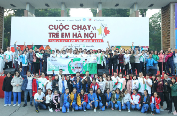Nhân viên Manulife VN tham gia chạy gây quỹ cho trẻ em nghèo Hà Nội
