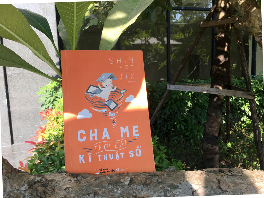 Cuốn sách hướng cha mẹ làm bạn với con thời đại kĩ thuật số