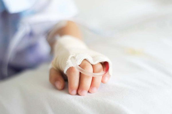 Bé trai 6 tháng tuổi ngừng thở, tím tái sau 3 phút tiêm kháng sinh