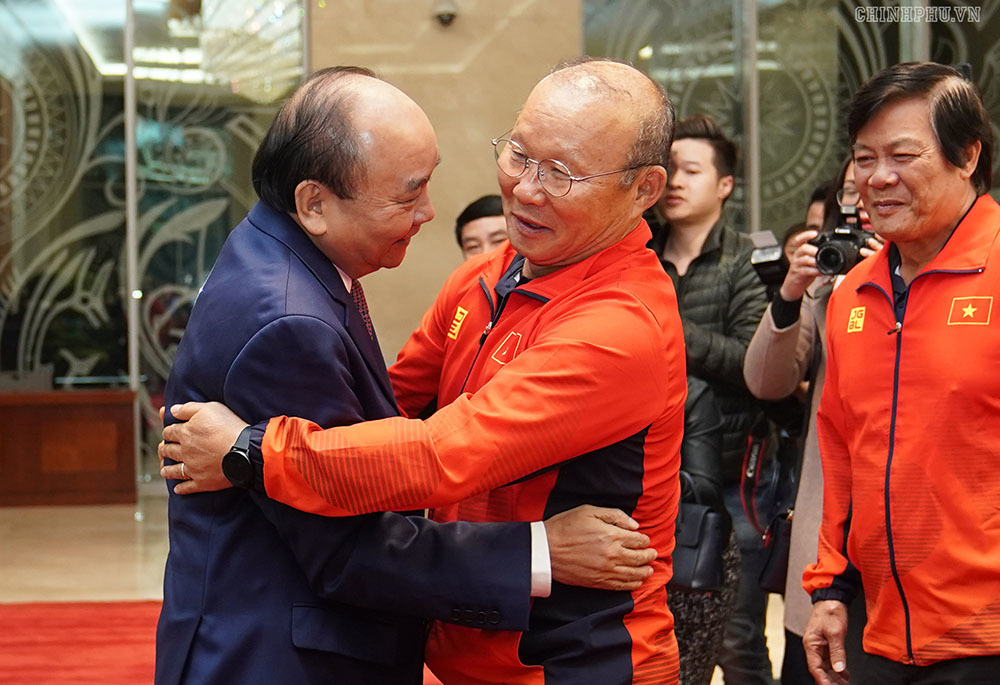 Thủ tướng cảm kích khi HLV Park Hang Seo chấp nhận thẻ đỏ bảo vệ học trò