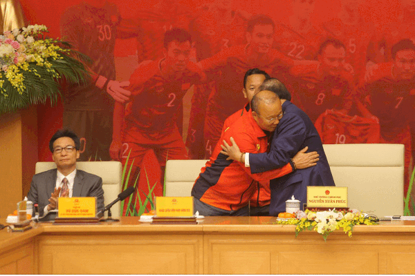 Cử chỉ ấm áp Thủ tướng dành cho thầy Park, thầy Chung và các cầu thủ