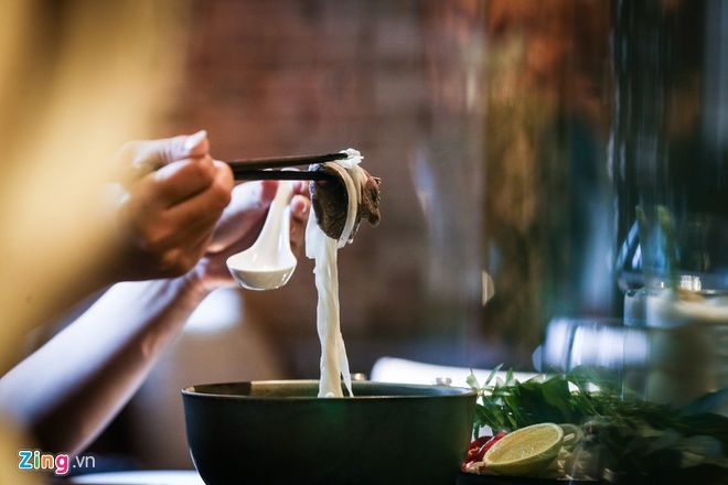 Vợ chồng ông Obama ăn phở bò, cơm thịt kho, chả giò khi đến TP.HCM