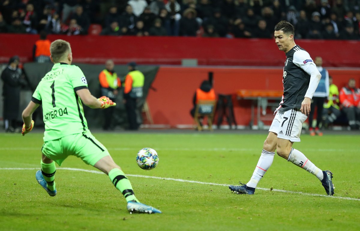 Ronaldo bừng sáng, Juventus bất bại ở vòng bảng C1