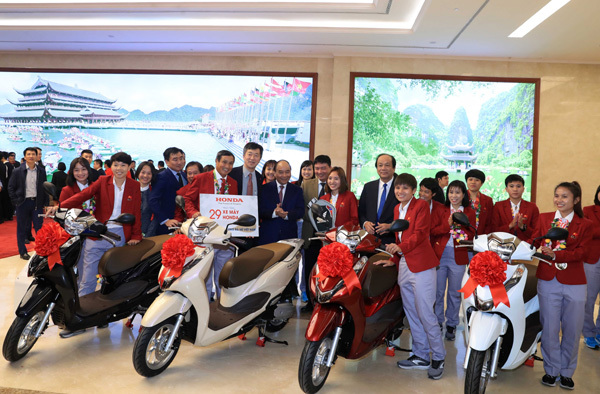 Honda VN tặng quà hơn 3 tỷ đồng cho Tuyển Bóng đá Việt Nam