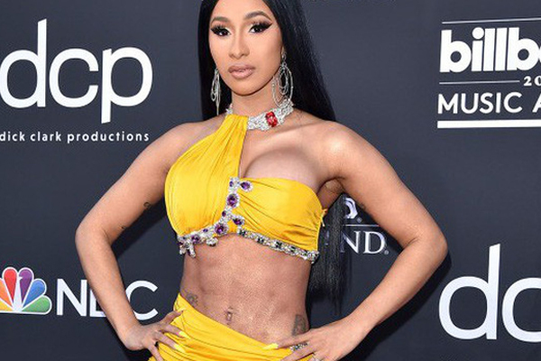 Cardi B bị khán giả ném rác, ế show dù phát vé miễn phí