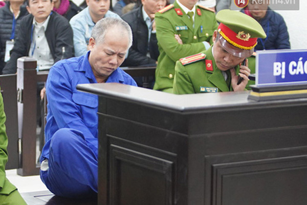 Bị cáo truy sát cả nhà em trai bình thản khai nhận tội ác, có hành động nắn bóp chân tay tại toà gây bức xúc