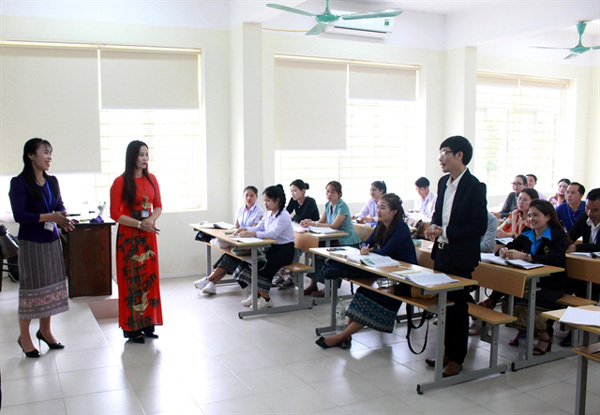 Vietnamese lecturers want to be paid better