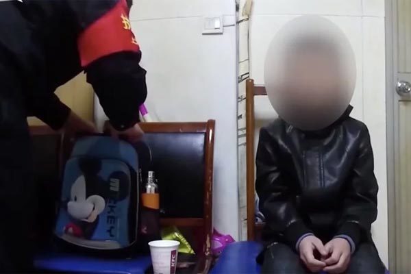 Thường xuyên không làm bài tập, bé trai nhận hình phạt nhớ đời